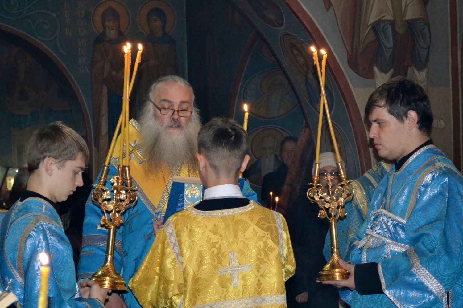 Владыка Сергий совершил утреню с чтением акафиста в Свято-Георгиевском храме Новоалтайска