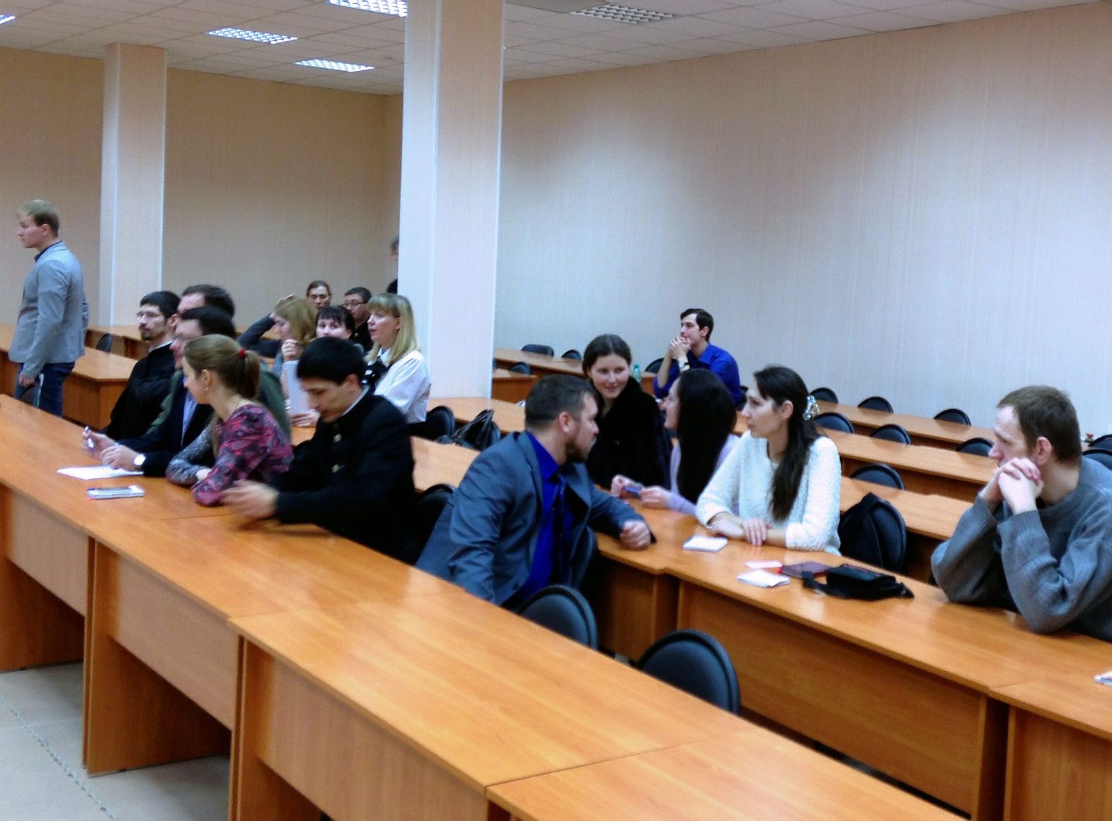 Молодежь Александро-Невского Собора приняла участие в круглом столе 