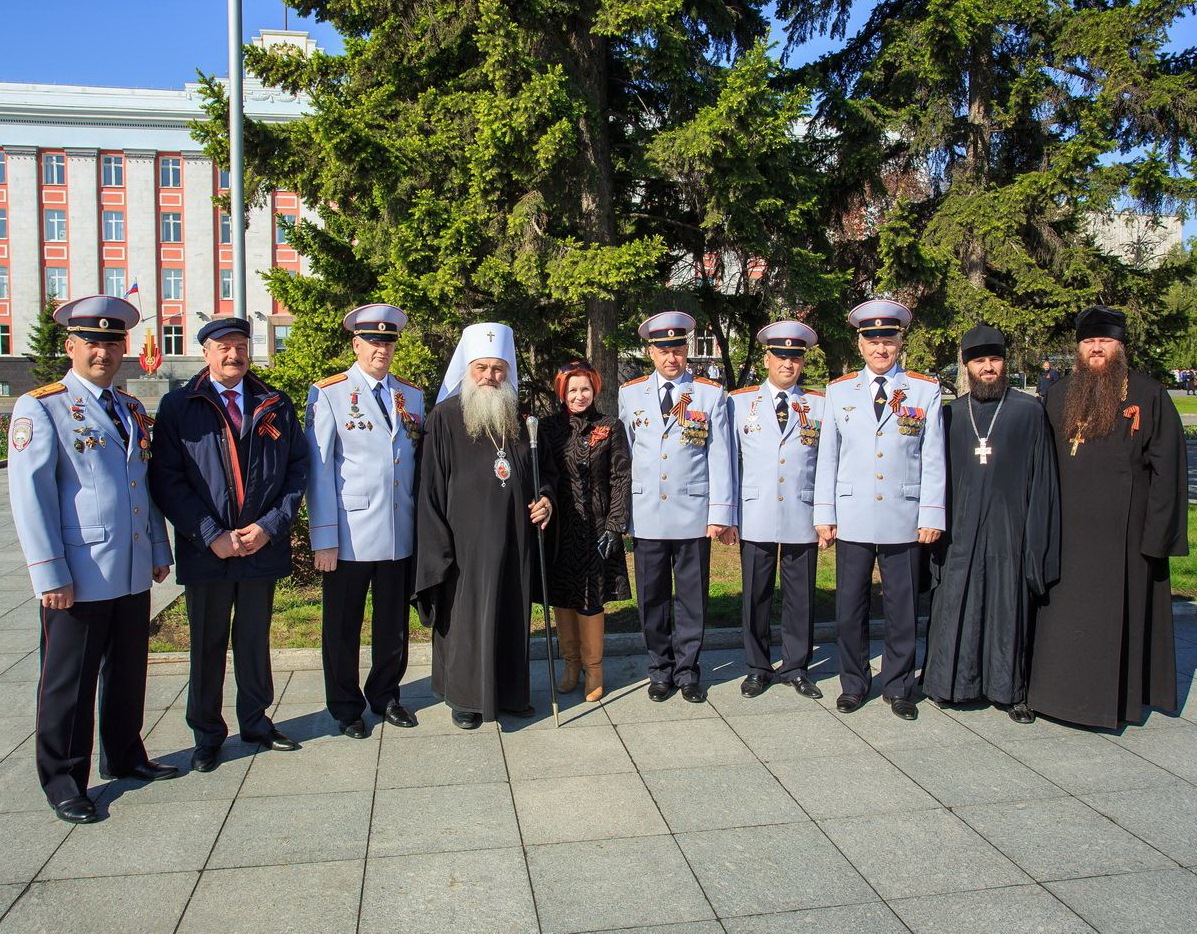Митрополит Сергий посетил праздничное шествие войск Барнаульского гарнизона в честь Дня Победы