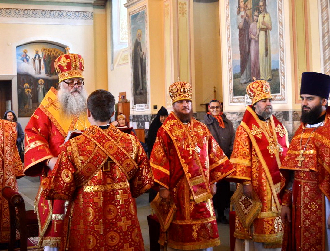 В годовщину образования Алтайской митрополии Высокопреосвященный Сергий возглавил Литургию в Покровском кафедральном соборе Барнаула