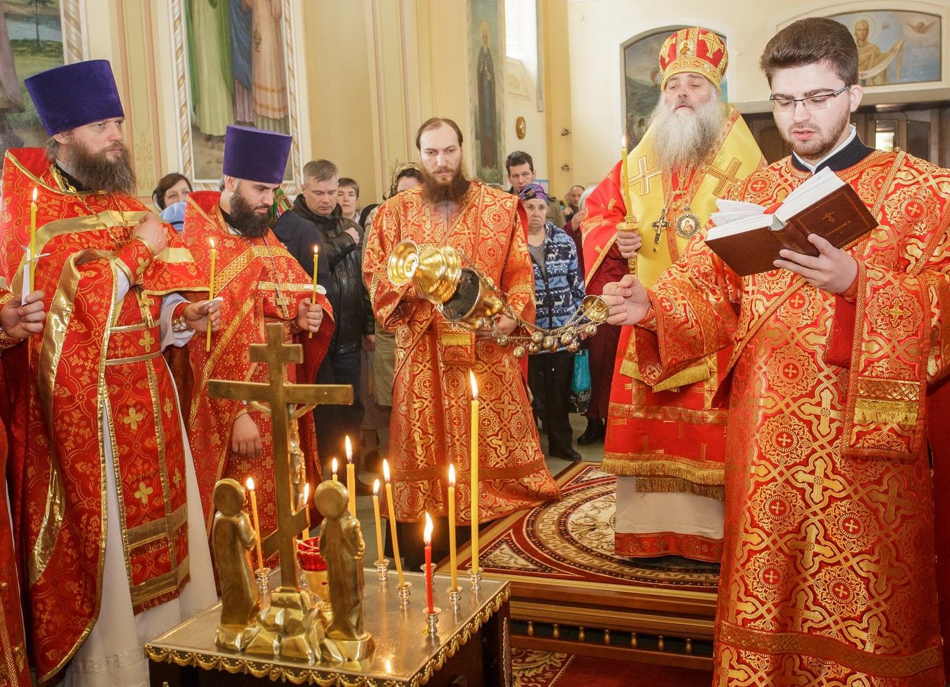 В день Радоницы митрополит Сергий совершил литургию в Покровском соборе
