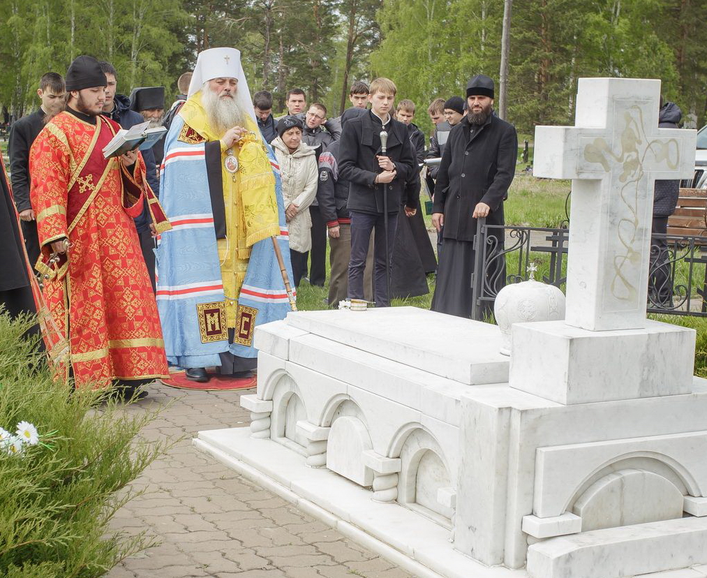 На Радоницу митрополит Сергий посетил Черницкое кладбище