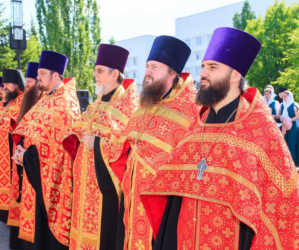Митрополит Сергий, духовенство и миряне в День славянской письменности совершили крестный ход