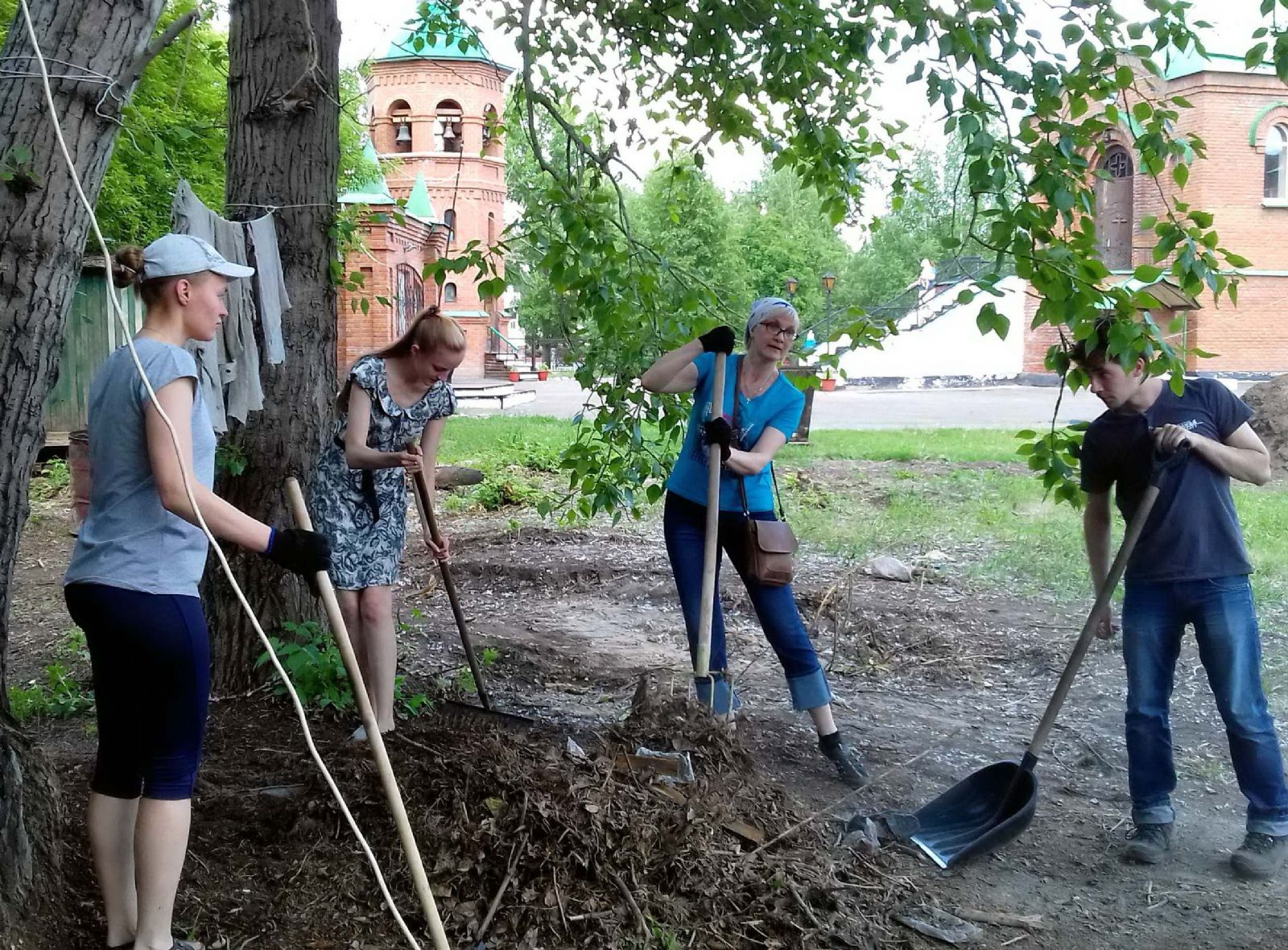 Хор Александро-Невского Собора принял участие в уборке территории храмового комплекса