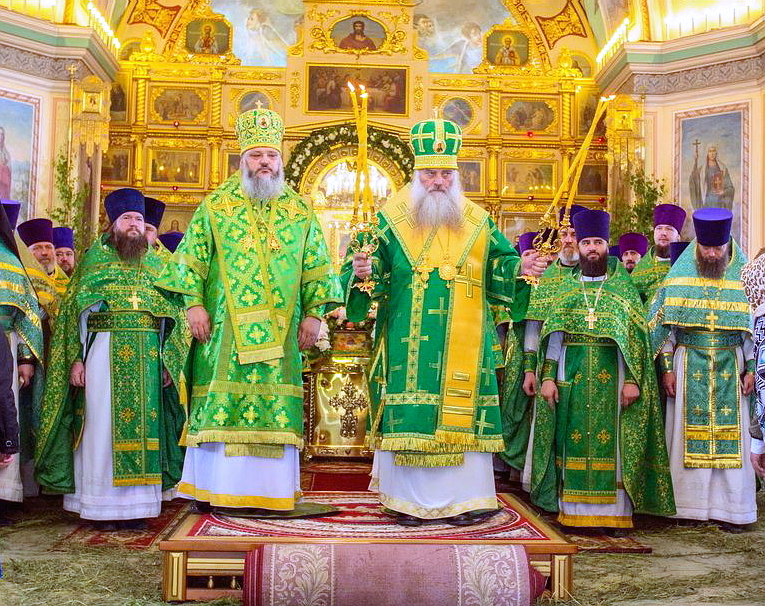 Митрополит Сергий, епископ Серапион и выпускники семинарии совершили Литургию в Покровском соборе