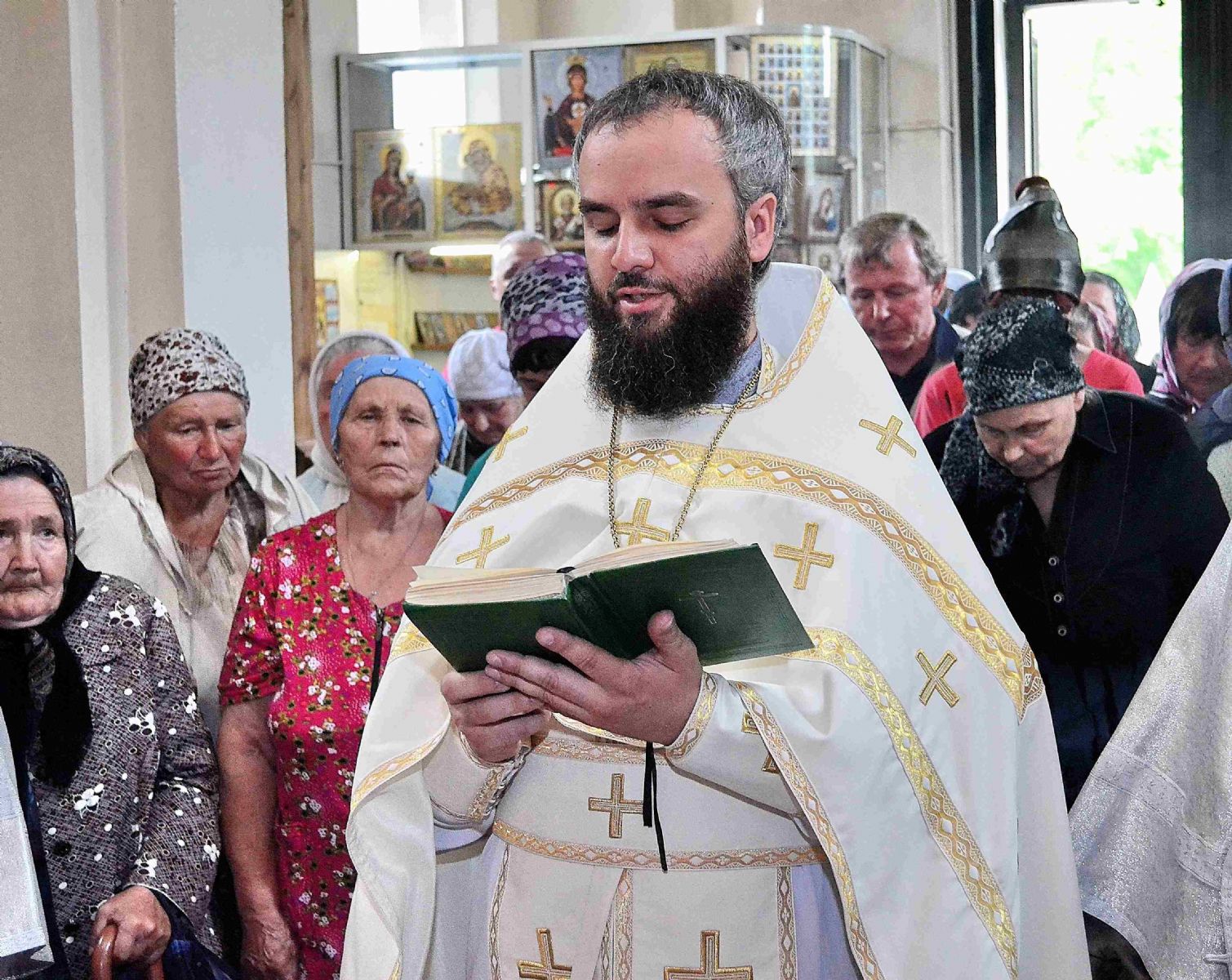 В Александро-Невском Соборе совершается ежедневно по будням молебное  пение с акафистом