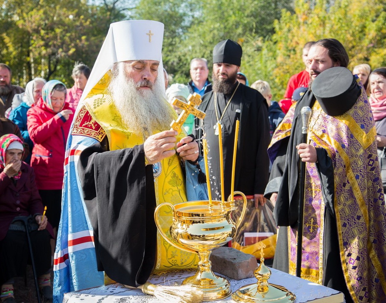 Глава Алтайской митрополии, духовенство и миряне Барнаульской епархии помолились на месте будущего храма