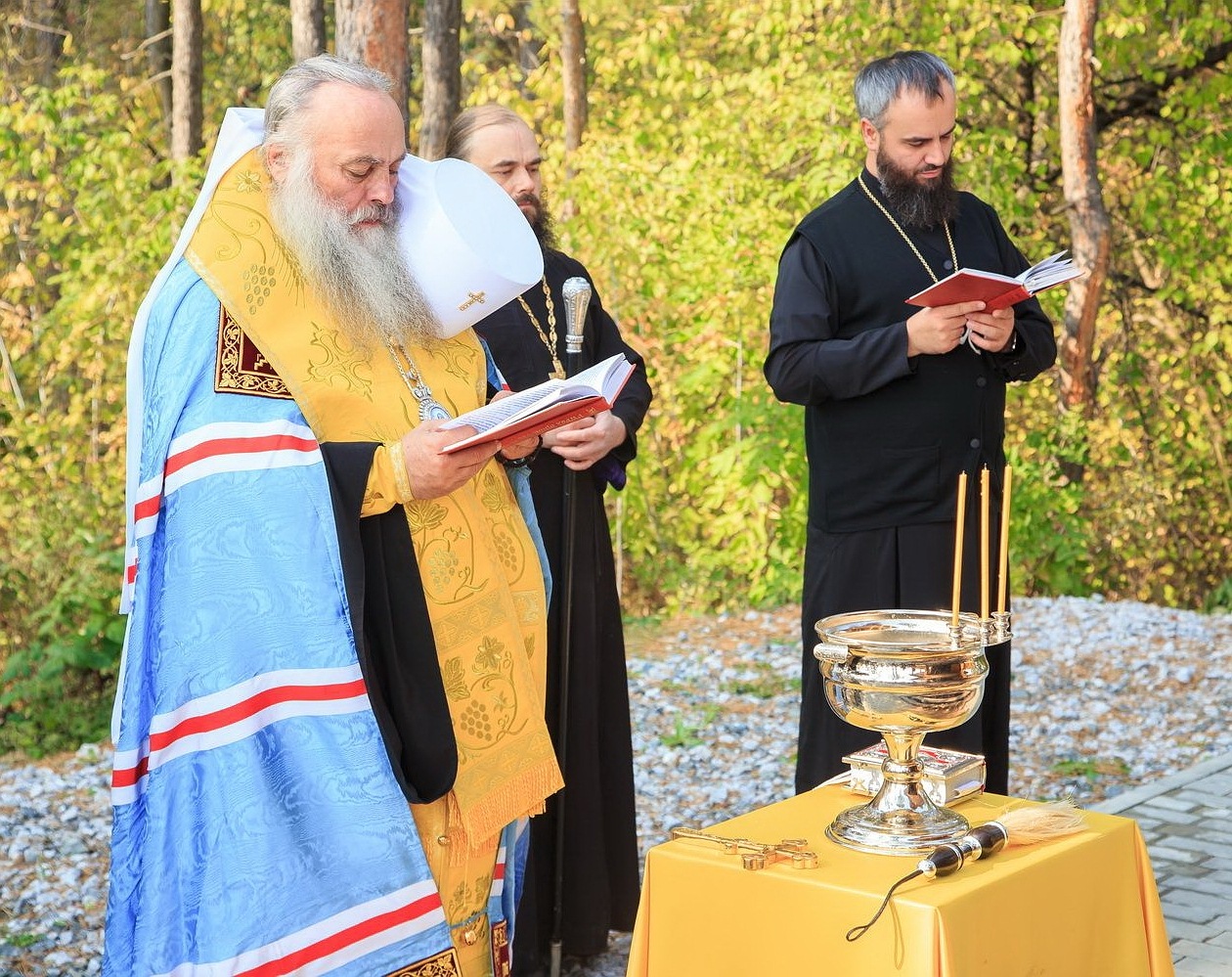Глава Алтайской митрополии освятил колокола для нового храма