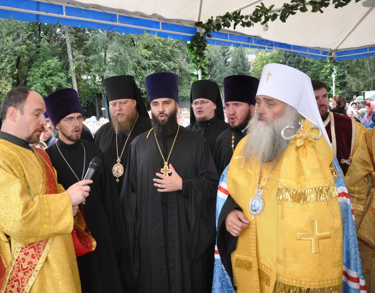 Митрополит Сергий возглавил молебен у великой святыни - раки с мощами cвятителя Макария Алтайского