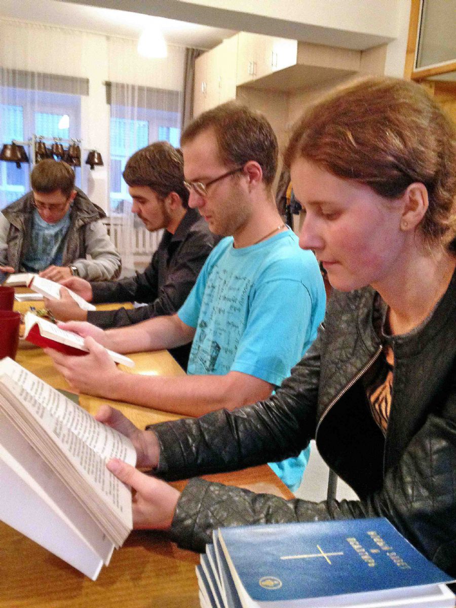 Невская молодежь продолжает изучать Евангелие