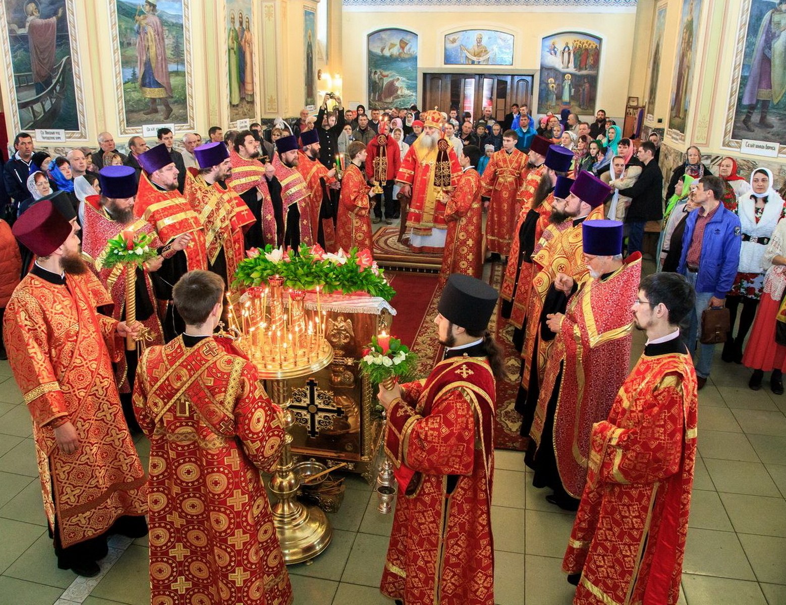 Глава Алтайской митрополии совершил Пасхальную великую вечерню в Покровском кафедральном соборе