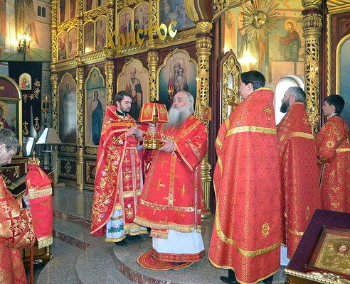 В день памяти великомученика Георгия Победоносца митрополит Сергий возглавил Литургию в Свято-Георгиевском храме Новоалтайска