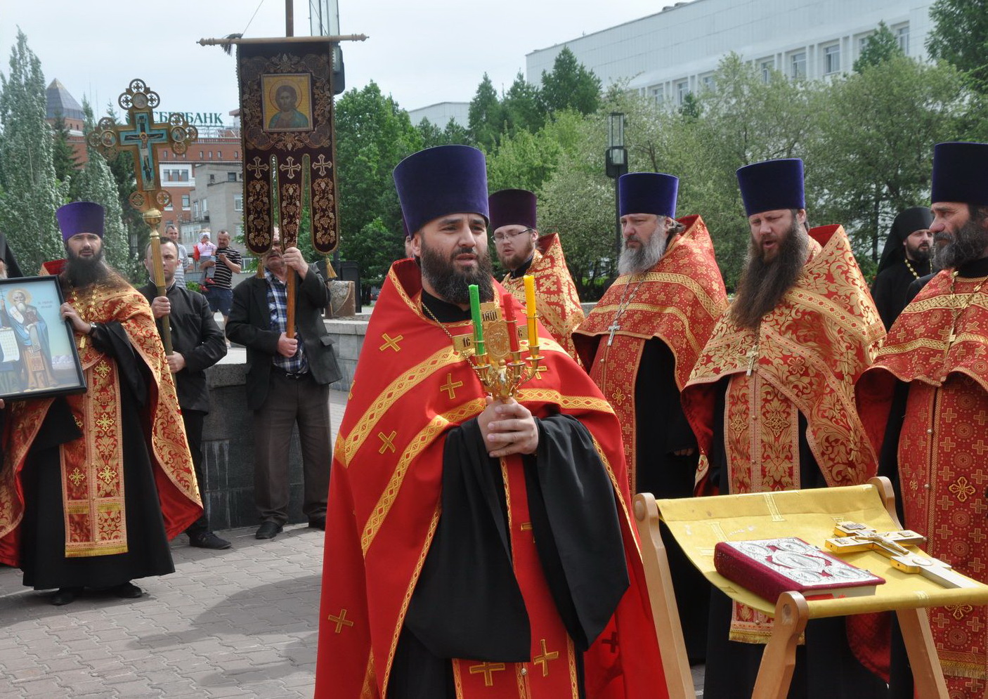 Духовенство и миряне в День славянской письменности совершили крестный ход