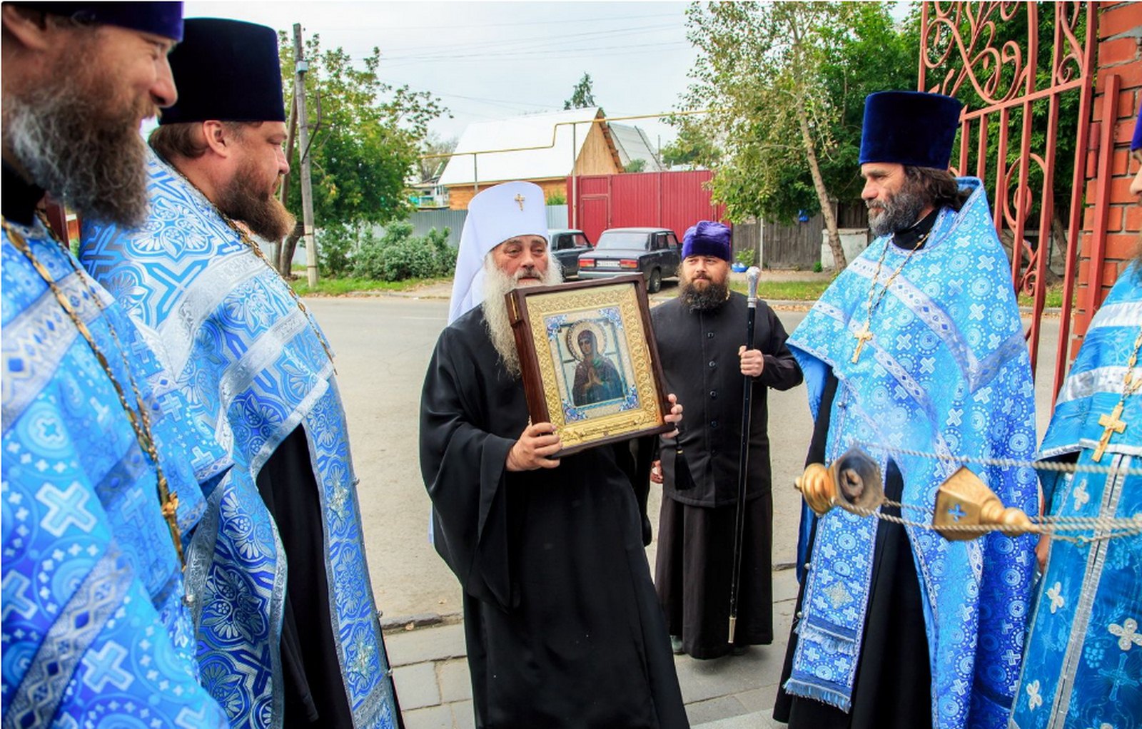 Глава Алтайской митрополии и духовенство Барнаульской епархии встретили чудотворную икону