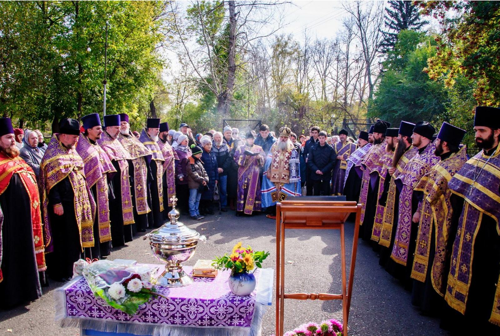 Митрополит Сергий совершил молебен у Крестовоздвиженского храма Барнаула 