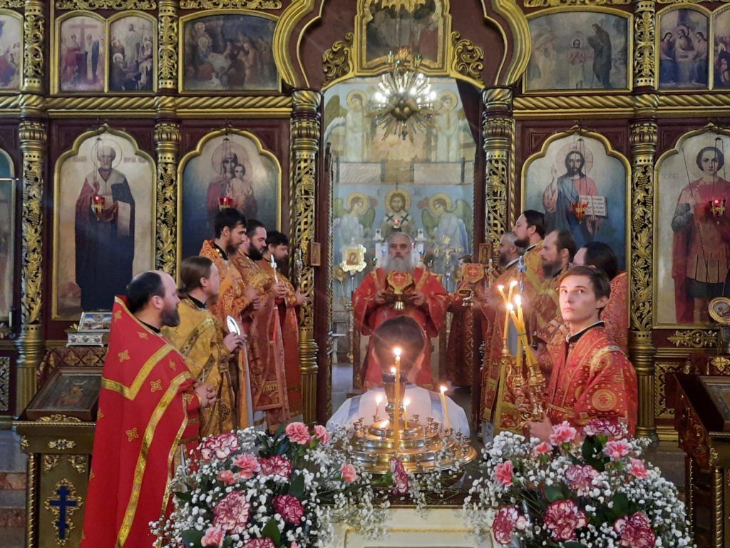 Благочинный Барнаульского городского округа сослужил Митрополиту Сергию Божественную литургию в Новоалтайске