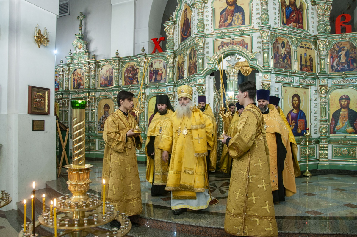 Митрополит Сергий совершил вечернее богослужение в Александро-Невском соборе в Барнауле