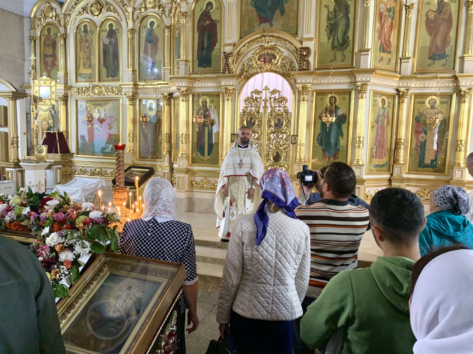 Благочинный Барнаульского городского округа протоиерей Андрей Басов доставил ковчег со святыней в Никольский храм г. Барнаула