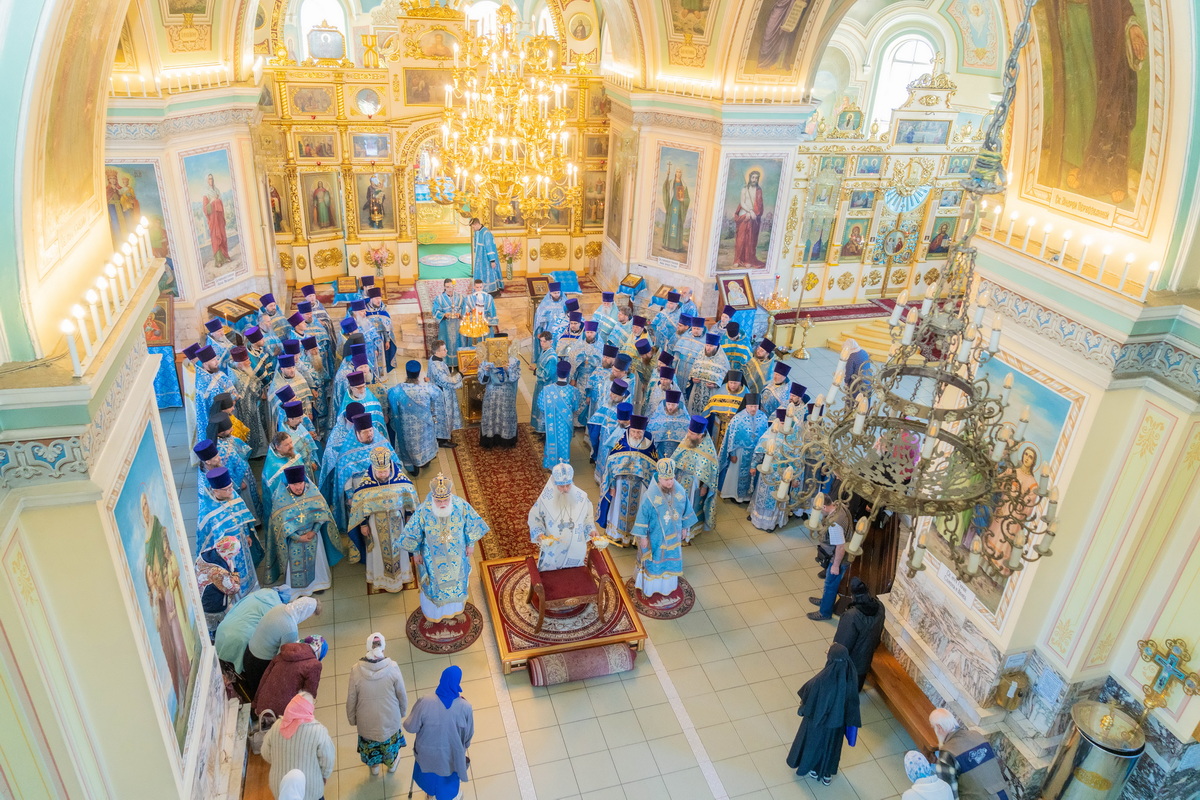 Протоиерей Андрей Басов сослужил Митрополиту Сергию Литургию в Покровском Кафедральном Соборе в день его 65-летия
