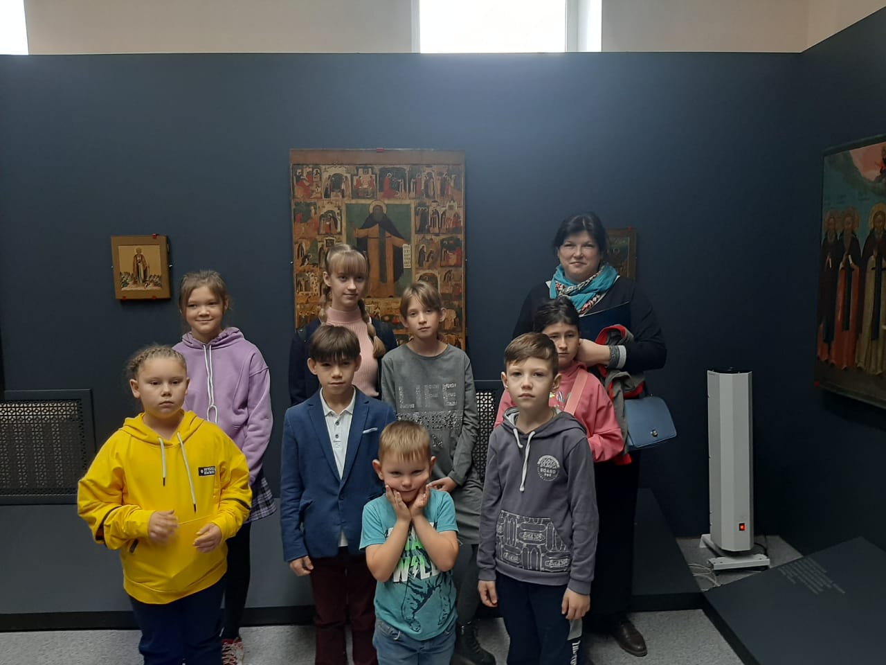 Воскресная школа посетила выставку икон «В земле Российской просиявшие»