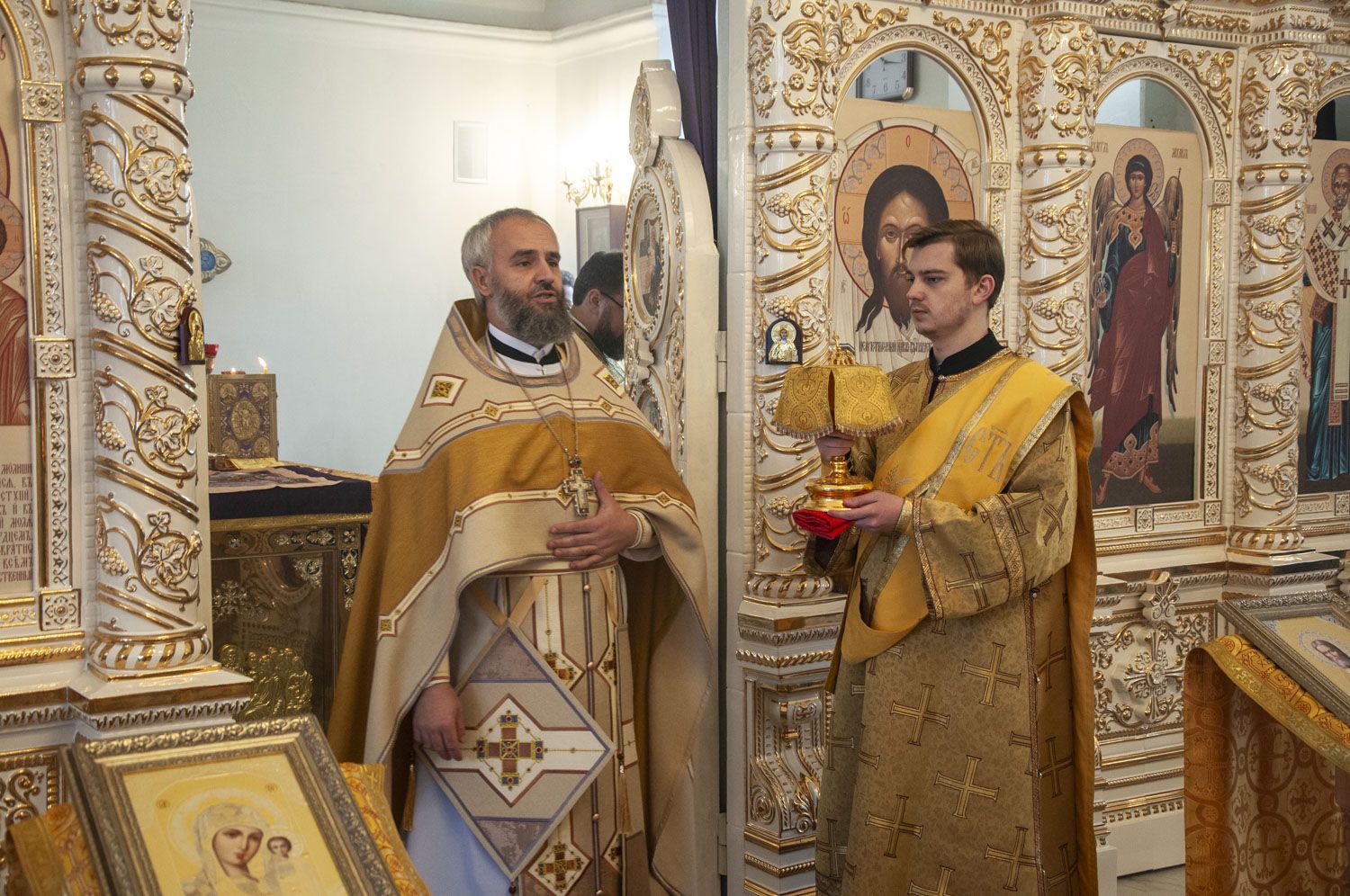 Протоиерей Андрей Басов сослужил Архипастырю Божественную литургию в Крестовоздвиженском храме г. Барнаула