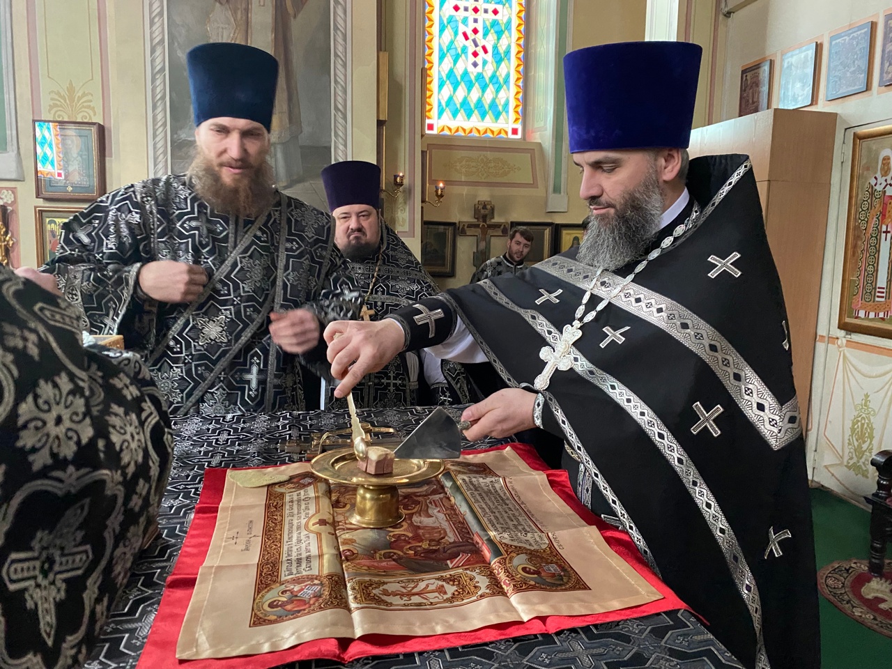 Протоиерей Андрей Басов сослужил Митрополиту Сергию Литургию Преждеосвященных Даров в Покровском соборе