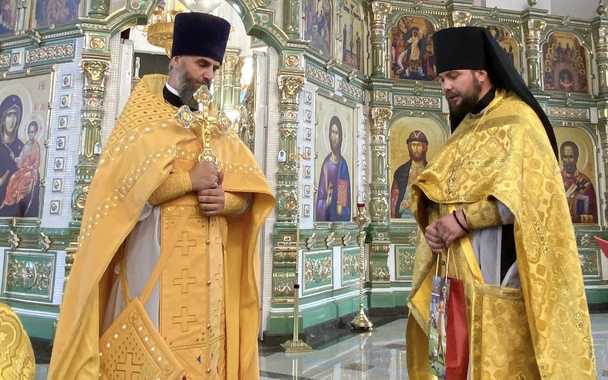 Духовенство и прихожане Александро-Невского Собора поздравили настоятеля с государственной наградой