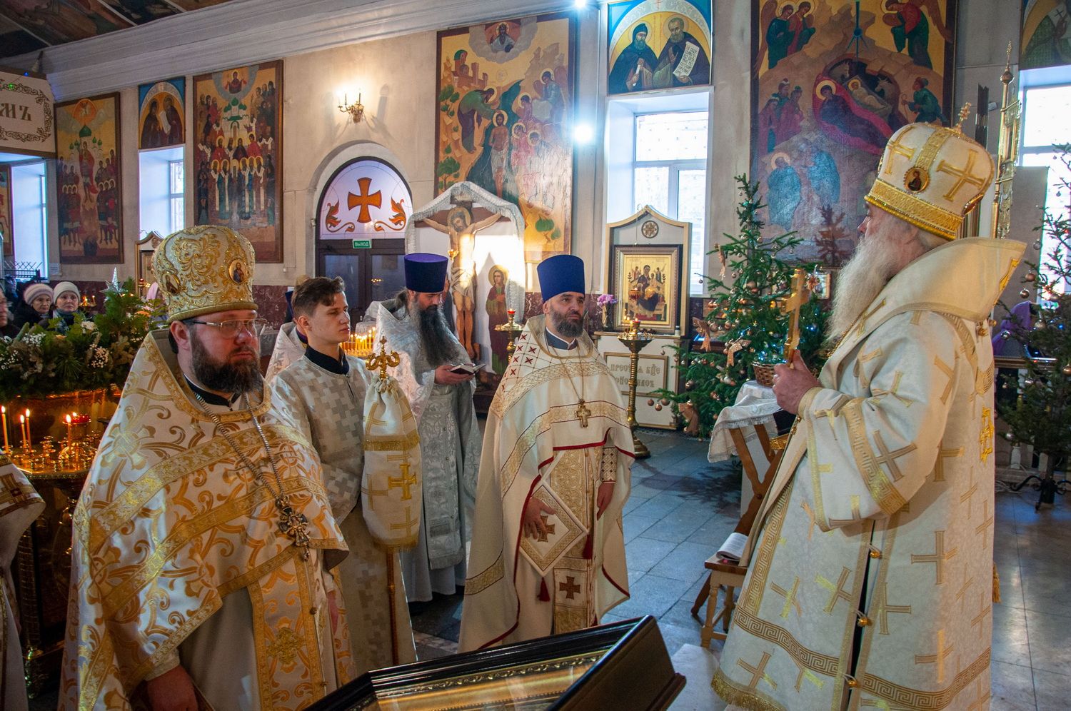Протоиерей Андрей Басов сослужил Митрополиту Сергию Божественную литургию в Никольском храме г. Барнаула