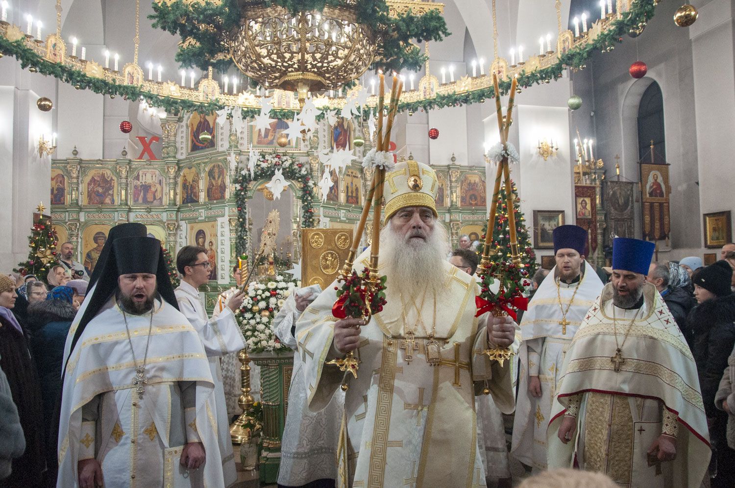 В праздник Рождества Христова Глава Алтайской митрополии совершил Божественную литургию в Александро-Невском соборе Барнаула
