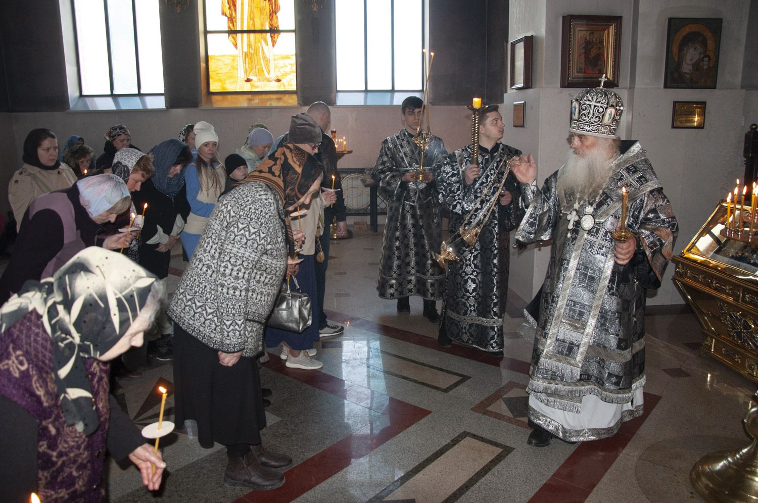 Митрополит Сергий совершил второе великопостное богослужение с чином Пассии в Александро-Невском соборе Барнаула