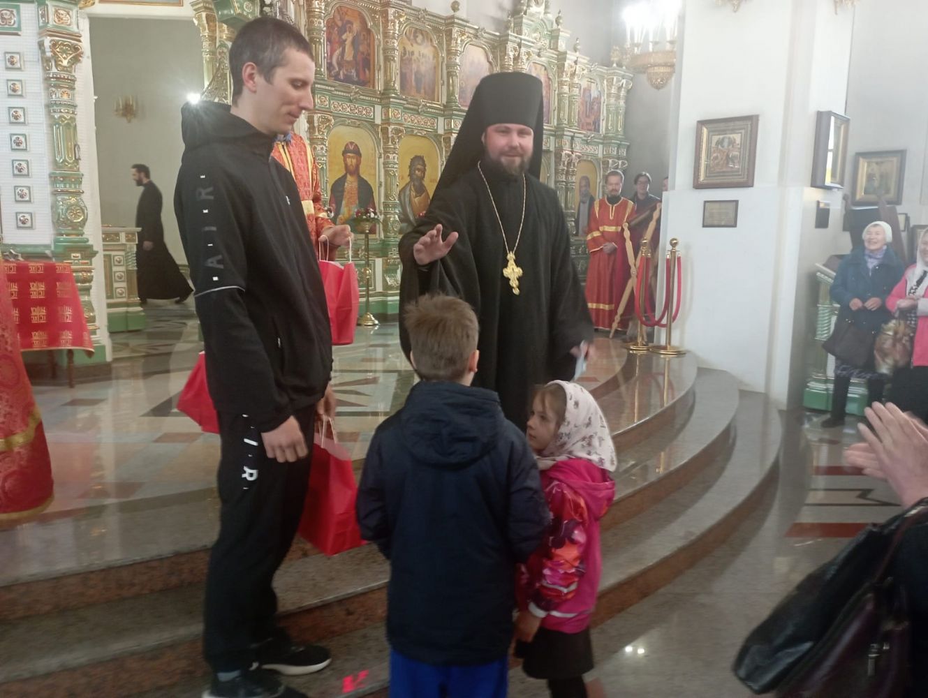 Помощник настоятеля Александро-Невского собора по социальной работе поздравил многодетные семьи с праздником Пасхи