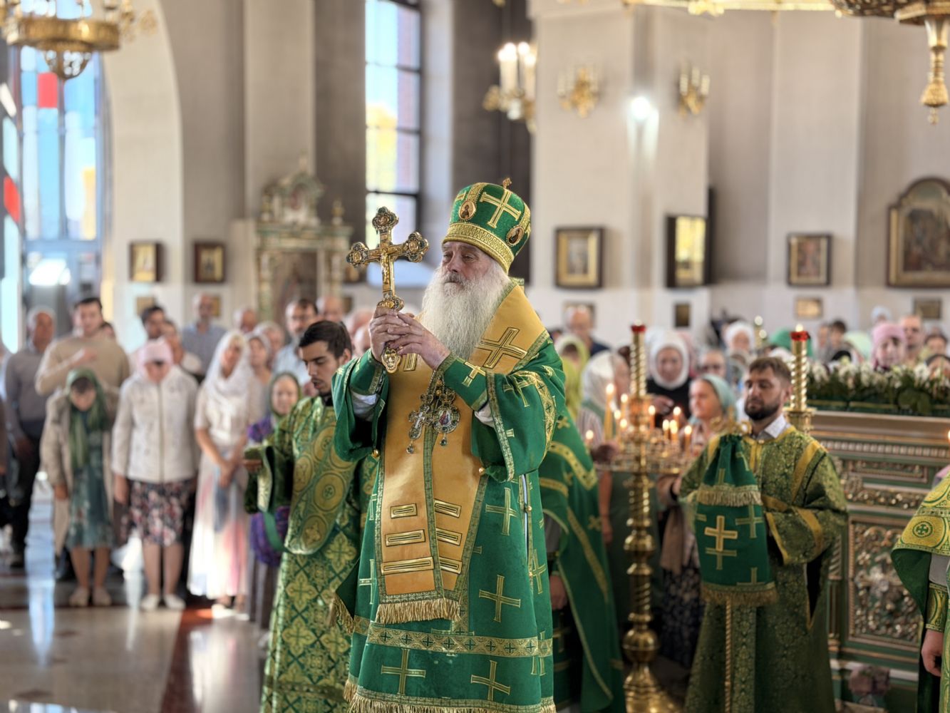 Митрополит Барнаульский и Алтайский возглавил Божественную Литургию в престольный праздник Александро-Невского Собора